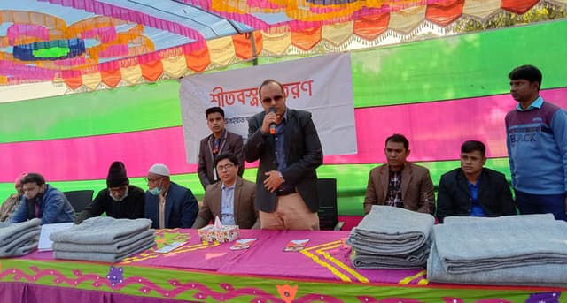 পাঁচবিবিতে ইউনাইটেড কমার্শিয়াল ব্যাংকের শীতবস্ত্র বিতরণ