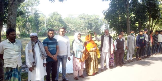 ডাসারে রাস্তায় চলাচলে বাঁধা দেওয়ার অভিযোগে মানববন্ধন