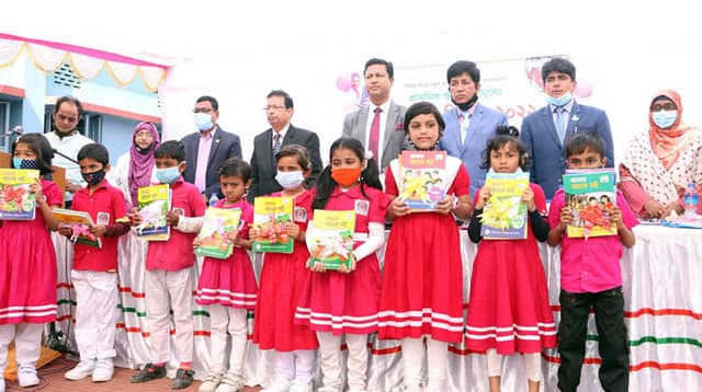 বছরের প্রথম দিনে বরিশালে শিক্ষার্থীদের হাতে নতুন বই