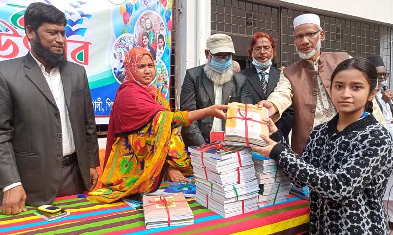 কাউখালীতে শিক্ষার্থীরা পেল নতুন বই