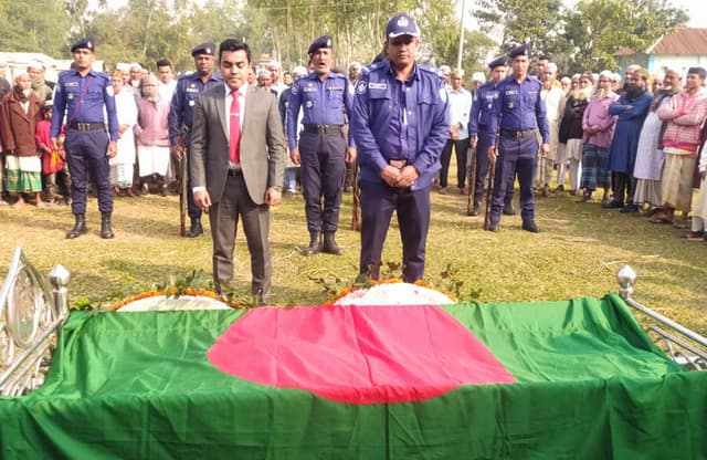 হিলিতে রাষ্ট্রীয় মর্যাদায় বীর মুক্তিযোদ্ধা শওকত আলীর দাফন সম্পন্ন