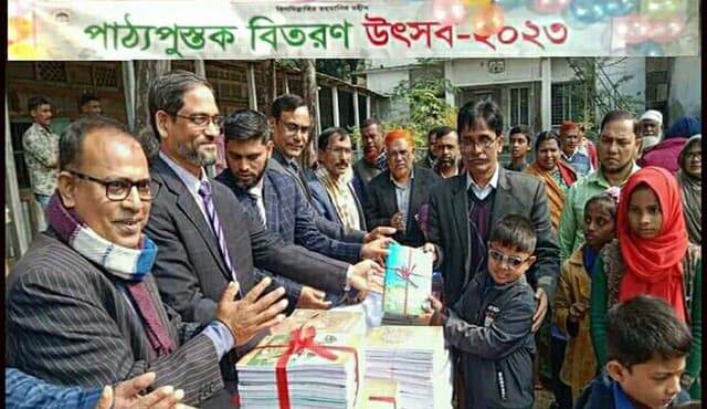 হিজলায় পাঠ্যপুস্তক বিতরণ উৎসব অনুষ্ঠিত