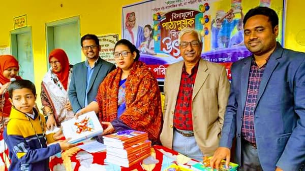 দেবীদ্বারে বছরের প্রথম দিনে নতুন বই পেয়ে উচ্ছ্বসিত শিক্ষার্থীরা