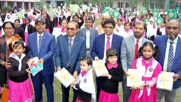 বরিশালে নতুন বই হাতে পেয়ে উচ্ছ্বসিত শিক্ষার্থীরা