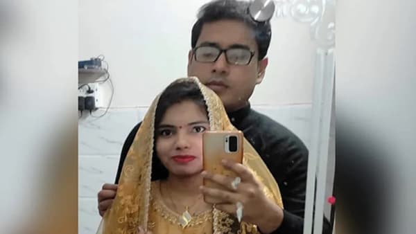 মেট্রো ট্রেনের নিচে লাফিয়ে পড়লেন যুবক, রক্তান্ত দেহ উদ্ধার