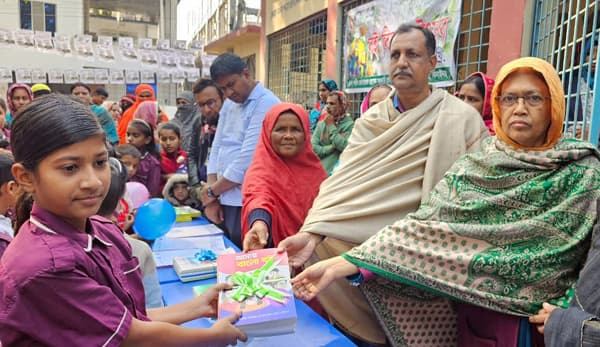 ঝিনাইদহে শিক্ষার্থীদের মাঝে নতুন বই বিতরণ