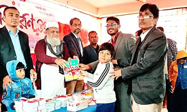 হিজলায় বছরের প্রথম দিনেই শিক্ষার্থীরা পেয়েছে নতুন বই