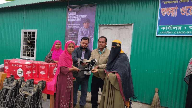 যমুনা চরে সুবিধাবঞ্চিত শিক্ষার্থীদের শীতবস্ত্র ও সেলাই মেশিন বিতরণ