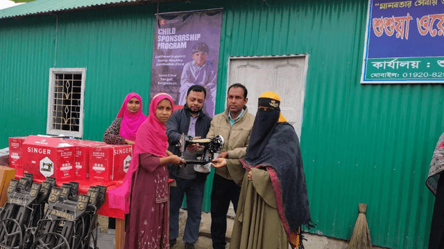 যমুনা চরে সুবিধাবঞ্চিত শিক্ষার্থীদের শীতবস্ত্র ও সেলাই মেশিন বিতরণ