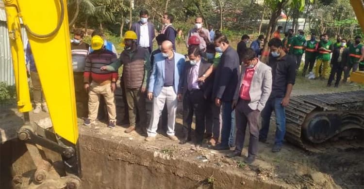 ৭৪ টন বর্জ্য অপসারণ পান্থপথে বক্স কালভার্ট থেকে