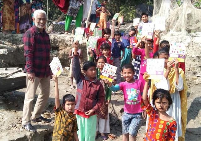 কাউখালীর নদী পাড়ে শিক্ষার্থীদের শিক্ষা উপকরণ প্রদান