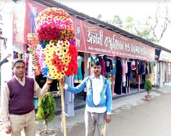 কাগজের ফুল বিক্রি করেই চলে যার সংসার