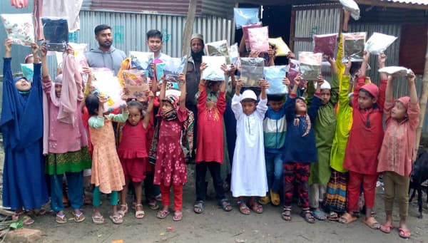 আত্রাইয়ে নতুন বই পেয়ে উচ্ছ্বসিত পথশিশুরাও