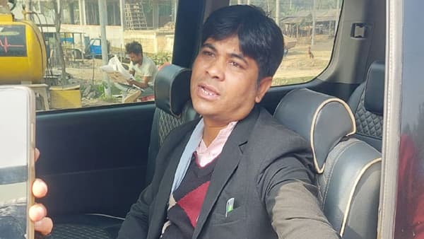 নির্বাচনী জনসভা থেকে নৌকার প্রার্থীকে তুলে নেয়ার চেষ্টা!