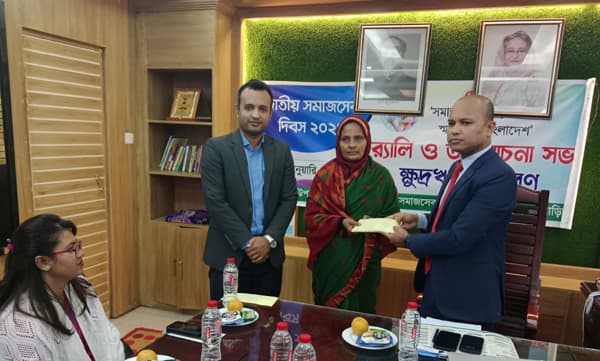 সরাইলে দুইজন পেল সুদমুক্ত ক্ষুদ্র ঋণ