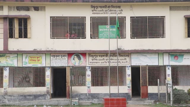 নওগাঁয় বিনামূল্যের বই বিতরণে টাকা নেওয়ার অভিযোগ