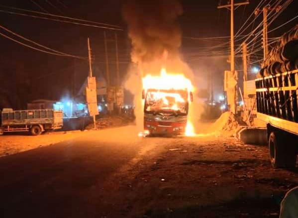 মহাসড়কে যাত্রীবাহী তিশা পরিবহনে আগুন