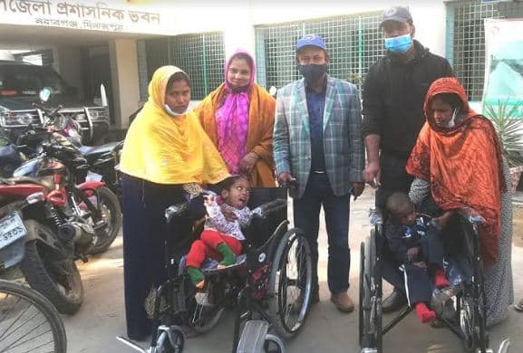 নবাবগঞ্জে সমাজসেবা দিবসে প্রতিবন্ধি শিশুদের মাঝে হুইল চেয়ার বিতরণ