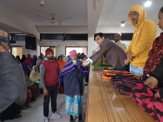 কালিয়াকৈরে পৌরসভার পক্ষ থেকে হতদরিদ্রদের মাঝে শীতবস্ত্র বিতরণ