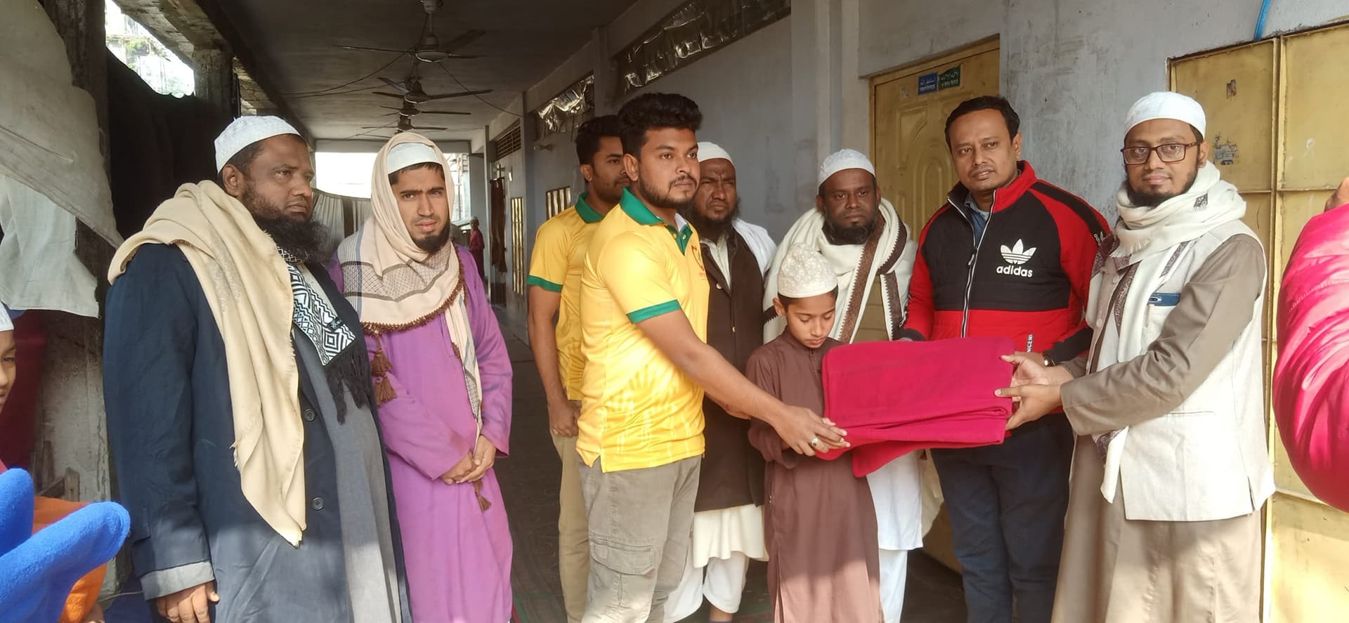এতিমরা পেল হাকিমপুর ফাউন্ডেশনের কম্বল