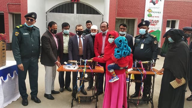 নওগাঁয় কারামুক্তরা পেল সহায়তা সামগ্রী