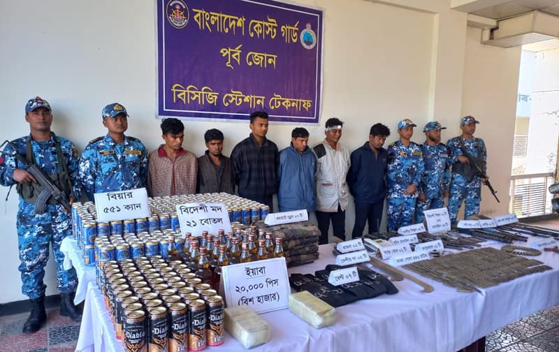 টেকনাফে ৬ সশস্ত্র রোহিঙ্গা ডাকাত আটক, ১৪ টি আগ্নেয়াস্ত্রসহ মাদক উদ্ধার