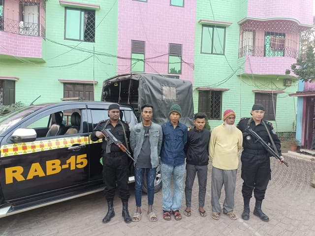 টেকনাফে ৩৪৮ বোতল বিদেশী মদসহ আটক- ৪