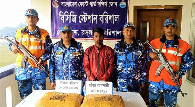 বরিশালে কোস্টগার্ড-পুলিশের পৃথক অভিযানে ১৬ কেজি গাঁজাসহ আটক-৩