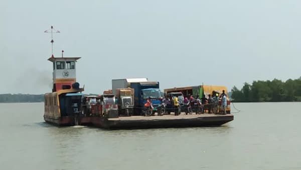 এমপি সাহেব পার হবেন, তার কথা তো শুনতেই হয়!