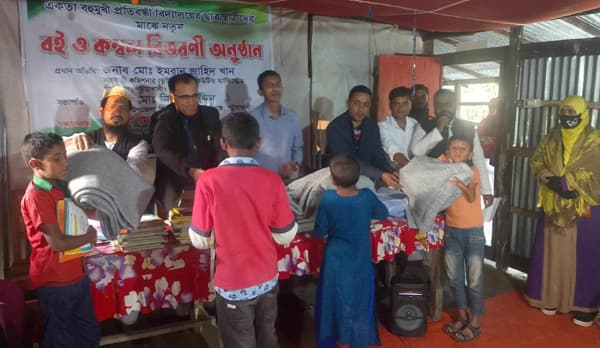 মির্জাগঞ্জে প্রতিবন্ধী শিক্ষার্থীদের মাঝে নতুন বই ও শীতবস্ত্র বিতরণ