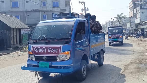 মির্জাগঞ্জে নির্বাচনী মাঠে বি‌জি‌বি'র তৎপরতায় আস্থা বেড়েছে ভোটারদের
