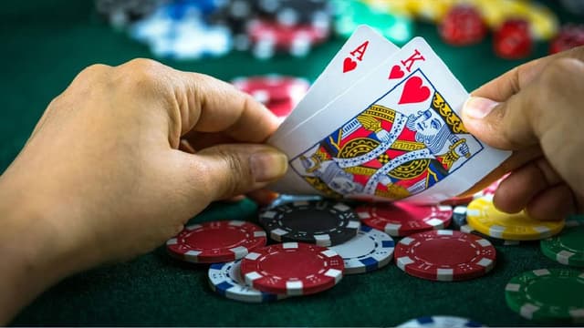 শ্রীমঙ্গলে নগদ টাকা ও জুয়া খেলার তাসসহ ৩ জুয়াড়ি গ্রেফতার