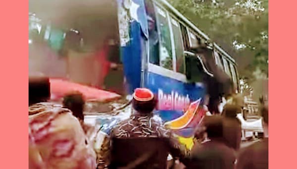 কুমিল্লা ভিক্টোরিয়া কলেজের বাসে আগুন, চালকসহ আহত ৪