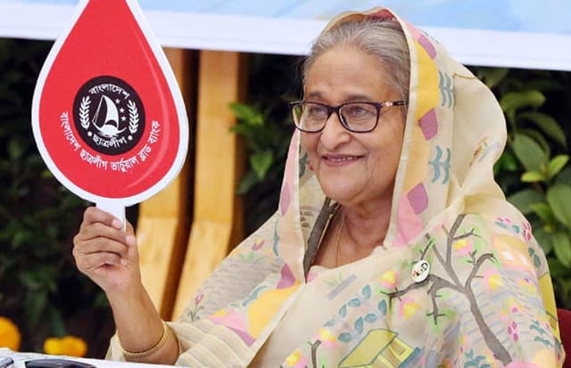 আমি দিয়েছি খাতা-কলম, খালেদা দিয়েছিলেন অস্ত্র : প্রধানমন্ত্রী