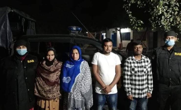 চাকরির প্রস্তাব দিয়ে মোটা অংকের টাকা হাতিয়ে নিতেন তারা