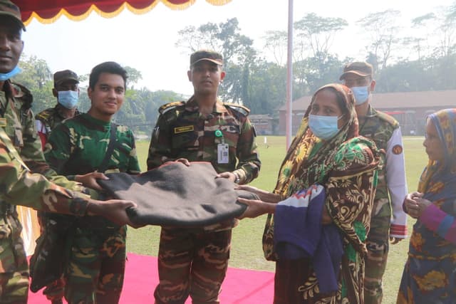 বরিশালে সেনাবাহিনীর পক্ষ থেকে শীতবস্ত্র বিতরণ