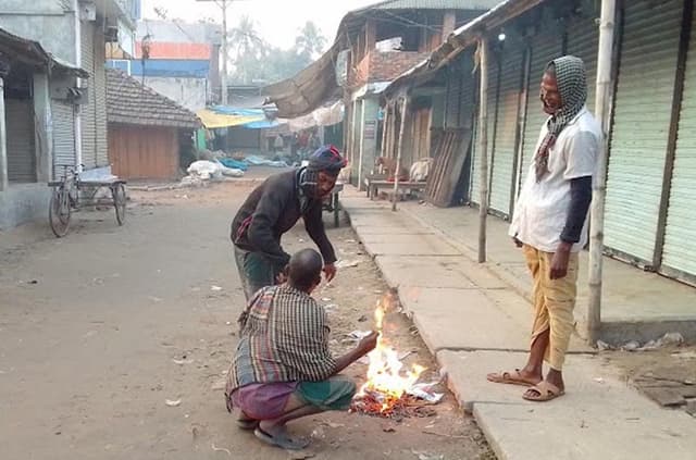 শীতে কাবু আশাশুনির ছিন্নমুল মানুষ