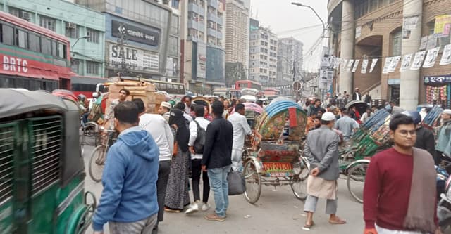 তিনদিনের ছুটিতে বাড়ির পথে ছুটছে মানুষ