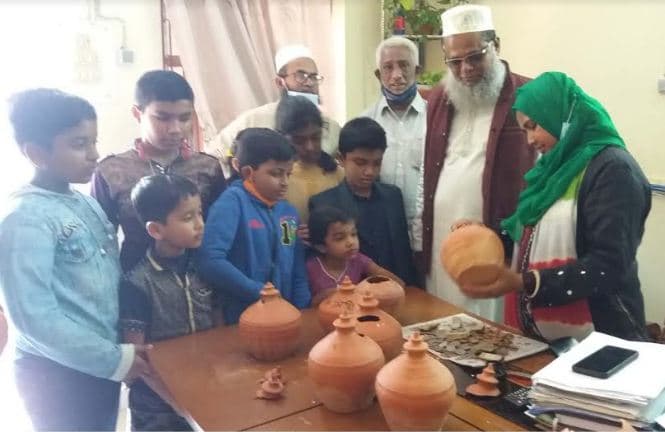 কাউখালীতে শিক্ষার্থীদের জমানো টাকা ইউএনও’র কাছে হস্তান্তর