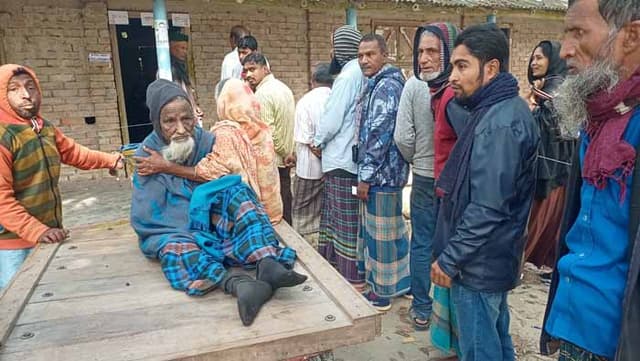 ভ্যানে এসে ভোট দেন প্যারালাইসিস আক্রান্ত জোনাব আলী