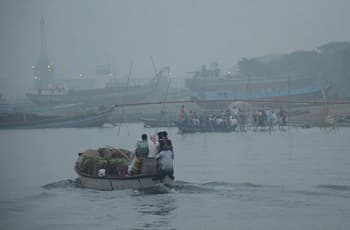 লঞ্চের ধাক্কায় ট্রলারডুবি, নিখোঁজ ১০