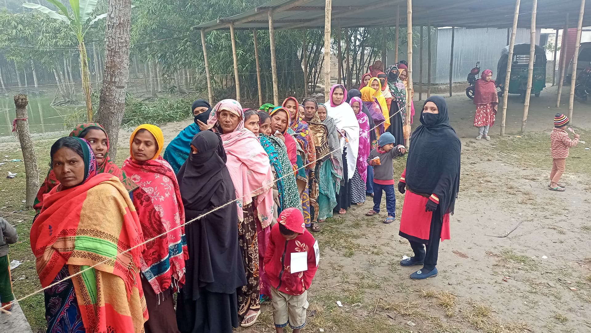 ইউপি নির্বাচন: শৈত্যপ্রবাহ উপেক্ষা করে কেন্দ্রে ভোটারদের ভিড়
