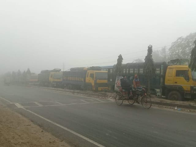 দীর্ঘ সাড়ে ৮ ঘন্টা পর দৌলতদিয়া-পাটুরিয়া রুটে ফেরি চলাচল স্বাভাবিক