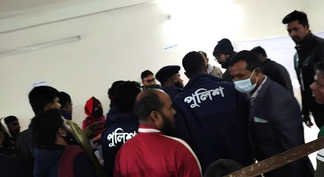 পুলিশের সহযোগিতায় প্রকাশ্যে নৌকায় সিল