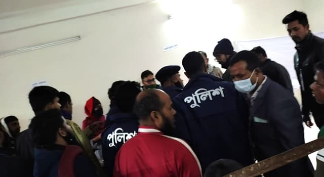 পুলিশের সহযোগিতায় প্রকাশ্যে নৌকায় সিল