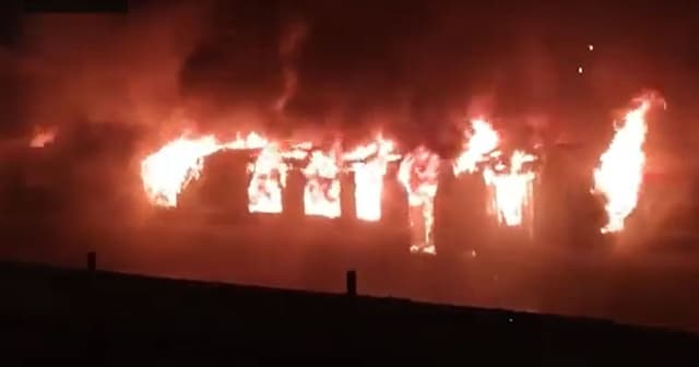 রাজধানীতে ট্রেনে আগুন, নিহত ১