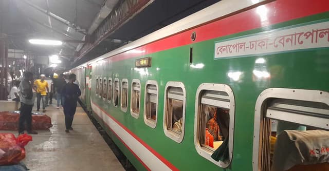 ঢাকায় বেনাপোল এক্সপ্রেস ট্রেনে আগুন