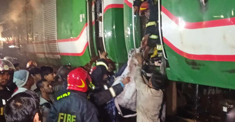 রাজধানীতে ট্রেনে আগুন, নিহত বেড়ে ৪