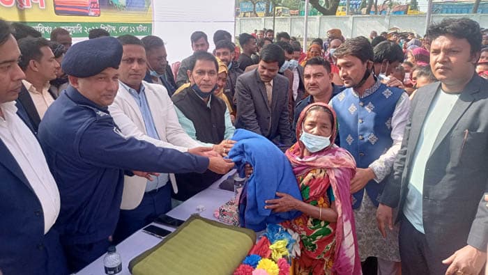 দৌলতদিয়ায় দুস্থদের মাঝে কম্বল বিতরণ