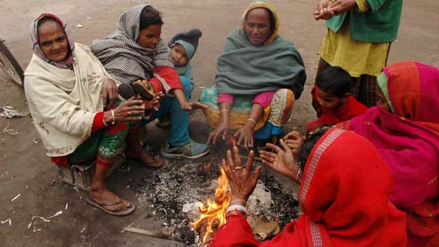 আগুন পোহাতে গিয়ে ২ নারীর মৃত্যু